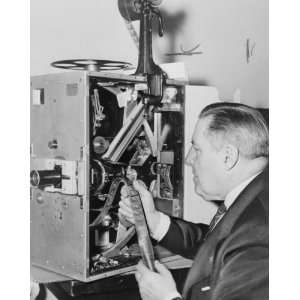  early 1900s photo Billy Bitzer seated at movie projector 