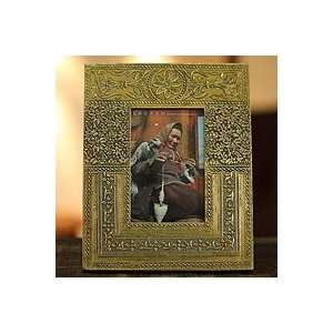  NOVICA Brass picture frame, India Heirloom (4x6)