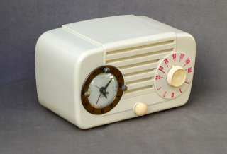 Truetone Jewel Mod. D2205 Ivory Plaskon Tube Radio 1953 Clock Radio in 