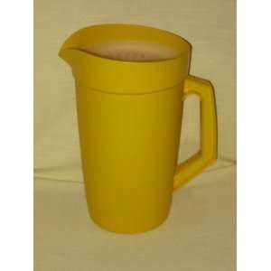 Vintage Tupperware  Yellow  2 Quart Juice Pitcher w/ Clear Lid