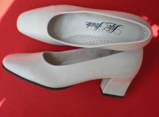 Life Stride Winter White Pumps 2 Heel Shoes 7 M Nice  