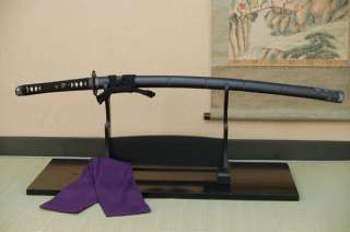 the katana is characterized by its distinctive appearance a curved