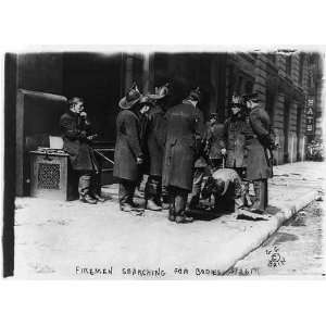   bodies,Triangle Shirtwaist Company,NYC,looking in hole