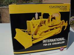   CONSTRUCTION PIONEERS INTERNATIONAL HARVESTER CRAWLER / DOZER 1/25TH