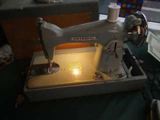ANTIQUE VTG UNIVERSAL DELUXE PRECISION SEWING MACHINE WITH CASE 