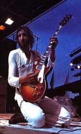 pete townshend playing the gibson les paul deluxe