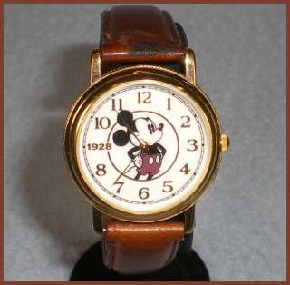 This gold toned 1928 Mens wristwatch is working and in very good 