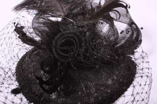 Der Kopfschmuck wird mit einer angenähte Klammer im Haarbefestigt 