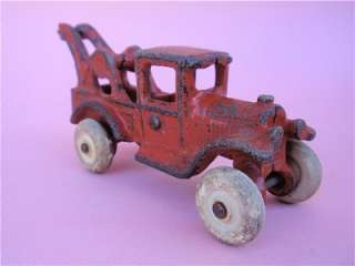 AN ANTIQUE CAST IRON TOY TOW TRUCK STAMPED ARCADE IN GOOD ALL ORIGINAL 